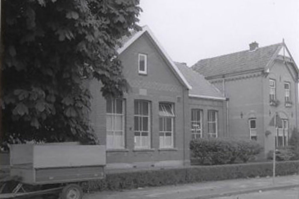 De Aloysius jongensschool met links die grote kastanje (wilde) boom, Hier worden nadat het als schoolgebouw niet meer werd gebruikt dorpsactiviteiten gehouden, later komt hier de regenboog apotheek, met aansluitend een huisartsen praktijk.